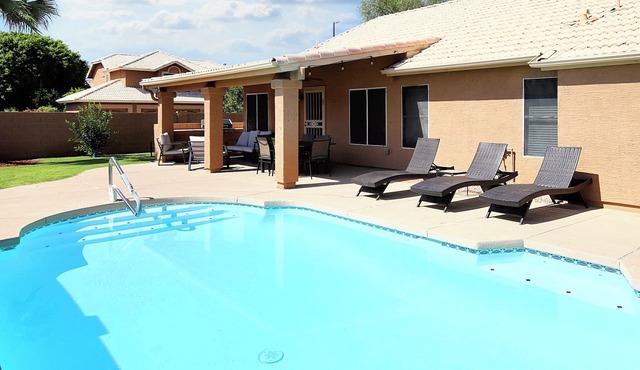 Sun-Soaked 4BR Retreat Pool + Chill Backyard