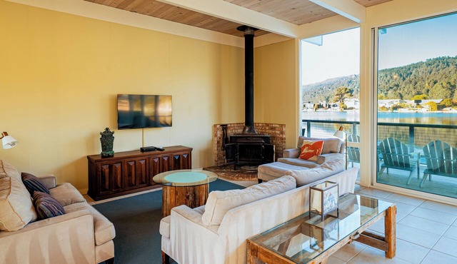 Sun-soaked Seadrift Lagoon Living w/Hot Tub