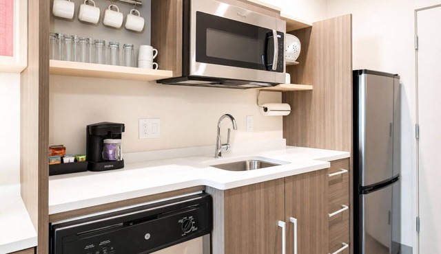 Sun-soaked Stay: 3 Family-friendly Units w/Kitchenette and FREE Breakfast.