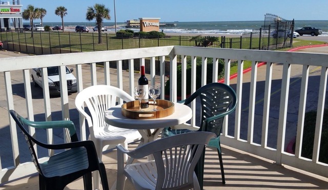 Sun, Surf, Sea! Great views and ocean breeze from large balcony!