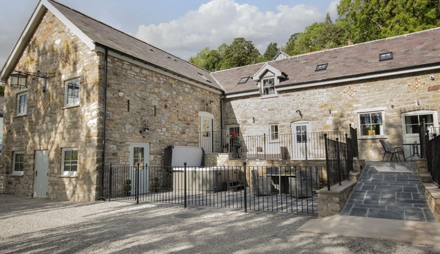 SUN TREVOR BARN 3, pet friendly, with a garden in Llangollen