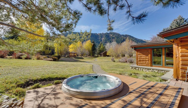 Sun Valley Log Home w/Hot Tub & Mtn Views!