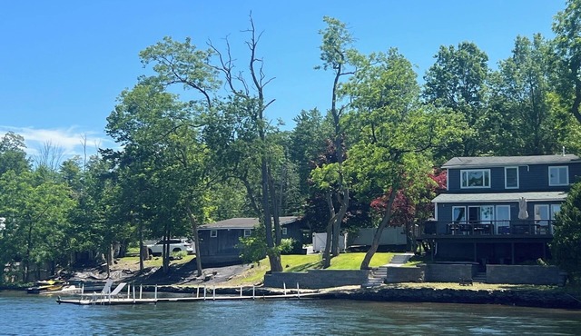 Sun-washed Lake House w/kayaks and country views
