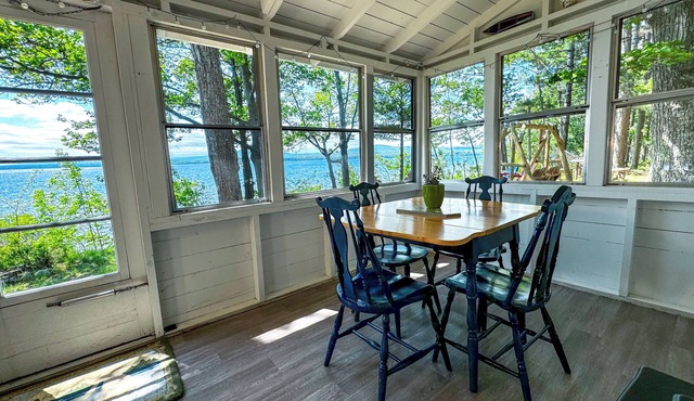 Sunbeam Cottage - charming 2-bed lakefront house minutes from Big Bay