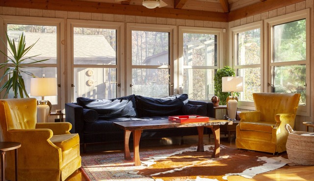 Sunbeam Lodge: Pool+Hot Tub, 50 Acres, ‘70s Oasis