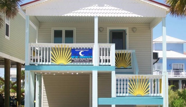 Sunbeam-Soundview Private Home. 2 Min Walk to the Beach, Pup friendly!