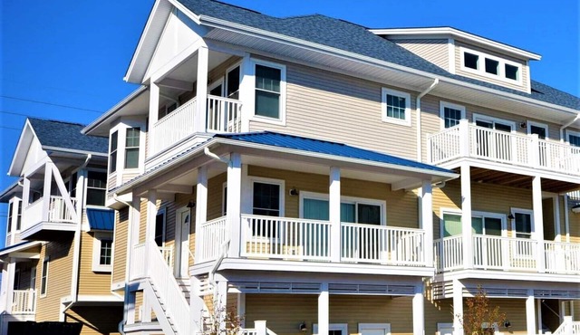 SunburstParadise: LUX TH OceanView DOWNTOWN BOARDWALK 3BR 3BA with 2 Car Garage