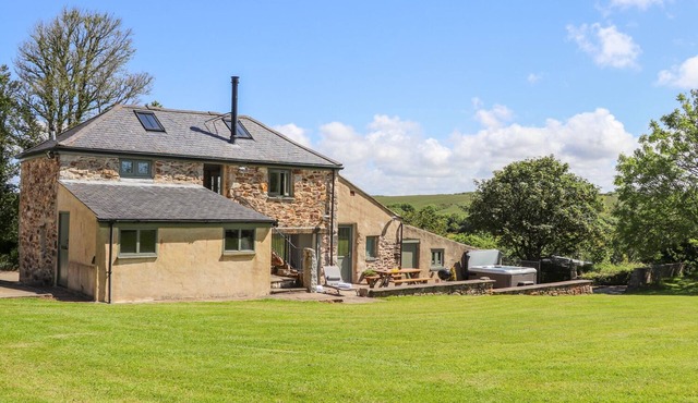 SUNBURY BARN, pet friendly, character holiday cottage in St Agnes