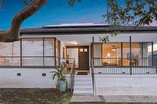 Sunbury large family home pet friendly airport