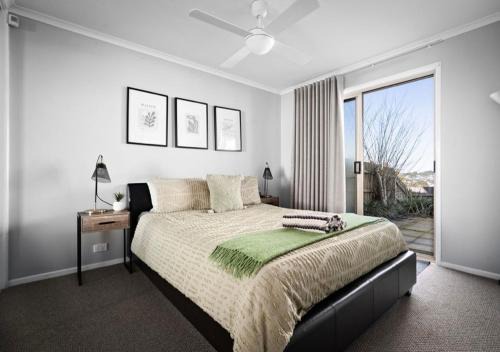 Sunbury on the hill close to airport with wifi pet friendly