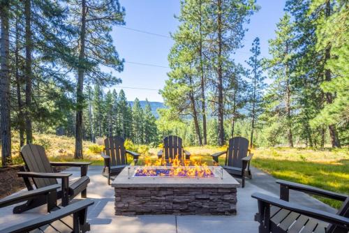 Suncadia Modern Pet-Friendly Home with Private Hot Tube, Fire Pit, and Exclusive Resort Pool Access