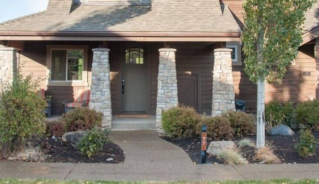 Suncadia Pet-Friendly Village Chalet Near Pool with Mouintain Views and Exclusive Resort Pool Access