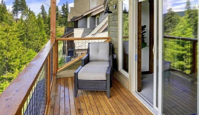 Suncadia Village Chalet Centrally Located Near Pool with Bunk Room and Exclusive Resort Pool Access