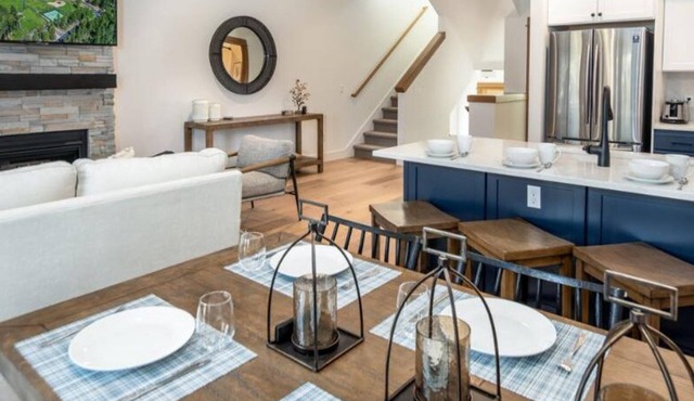 Suncadia Village Chalet Centrally Located Near Pool with Fireplace and Exclusive Resort Pool Access