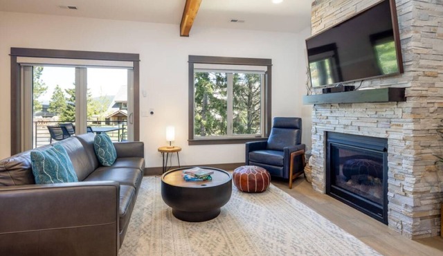 Suncadia Village Chalet Centrally Located Near Pool with Fireplace and Exclusive Resort Pool Access