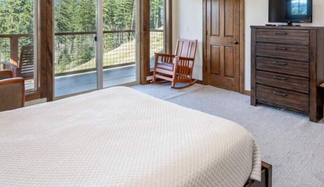 Suncadia Village Chalet Centrally Located with Hot Tub, Fireplace, and Exclusive Resort Pool Access