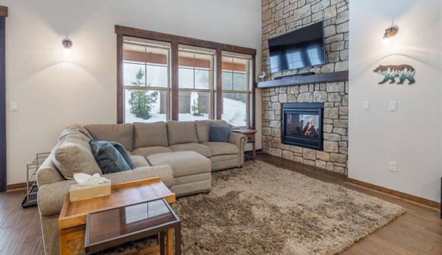 Suncadia Village Chalet Centrally Located Near Pool with Fireplace and Exclusive Resort Pool Access
