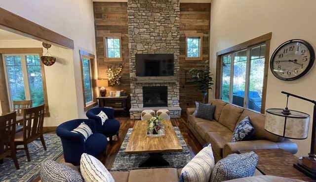 Suncadia WellAppointed GameRoom Sleeps 12 FirePit HotTub Fireplace FreeBikes