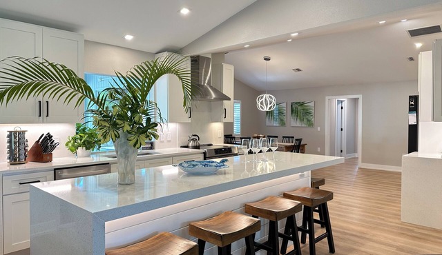 SunCoast Luxury Estates-New, Spacious, Large Heated Pool, 10 min to the Beach