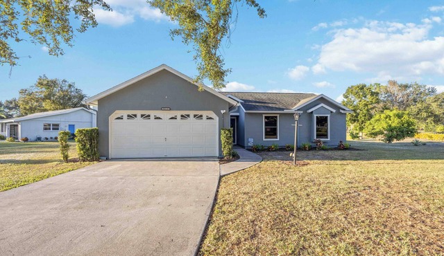 Suncoast villa 3-bed 2 bath pool house with open floor living room and lanai