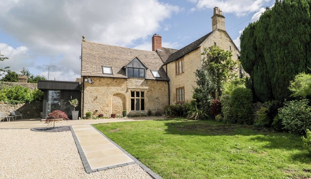 SUNCROFT, pet friendly, character holiday cottage in Prestbury