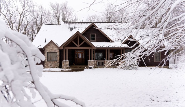 SUNDANCE, 6 Bedroom Mountain Retreat, Close to Ski Resorts. Relax and Recharge