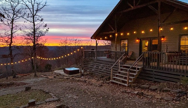 Sundance Cabin - Private Ozark Mountain Retreat - hot tub & valley views!