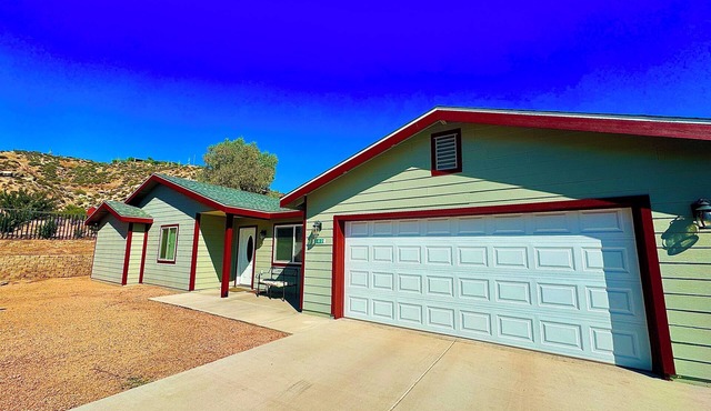Sundance LakeHouse: 3 bed 2 bath Oasis! 5 min from Roosevelt Lake