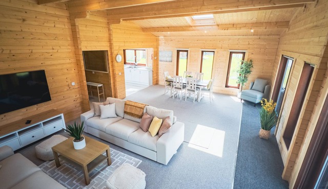 Sundance Lodge - Spacious Lodge - Hot Tub!