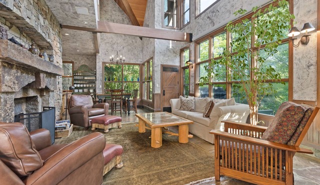 Sundance Massive Cabin - Huge hot tub, Fireplaces in each room, acres of privacy