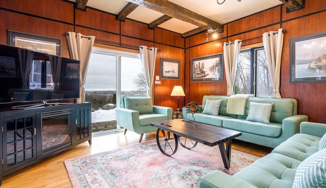 Sundance of Blantyre Ski Lodge w/Private Hot Tub & Sauna House