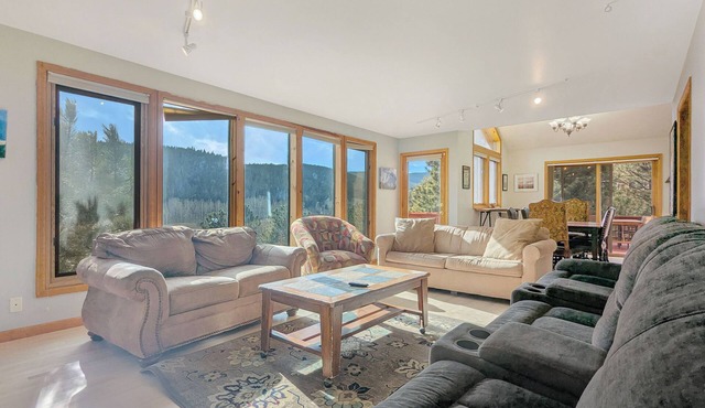 Sundance Sanctuary - 5 bed, 2 bath house with mountain valley views