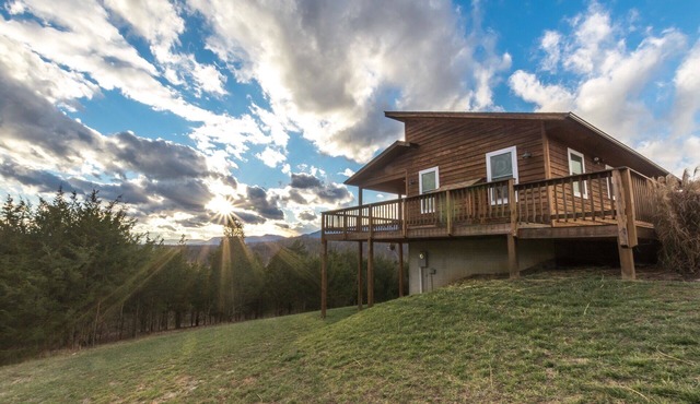 "Sundance" Spectacular Views on 54 Acres along Shenandoah River w/Hot Tub