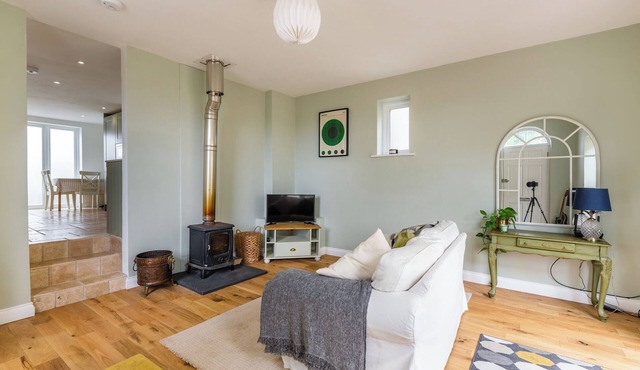 SUNDAY COTTAGE, pet friendly, with open fire in North Tawton