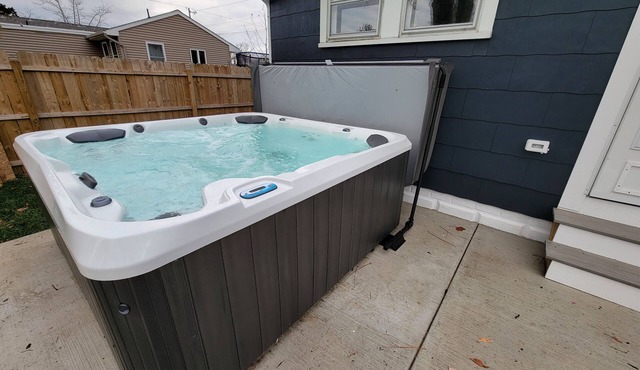 Sundaze – Cozy 1 Bedroom Cottage Near Delaware Bay with Hot Tub & Fireplace