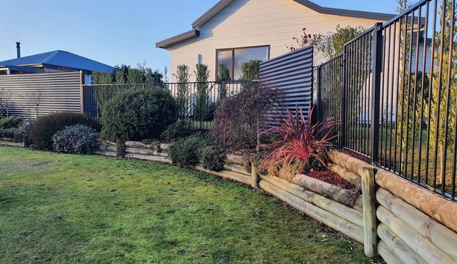 SUNDAZE RISE -Welcome to a kiwi slice of heaven-Warm sunny 2 bed home