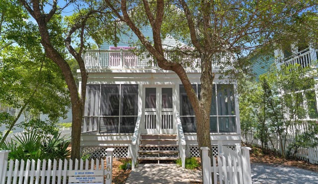 Sundeck, Four Porches, & 4 Minute Walk to Beach in Seaside, 2 Adult Bikes!