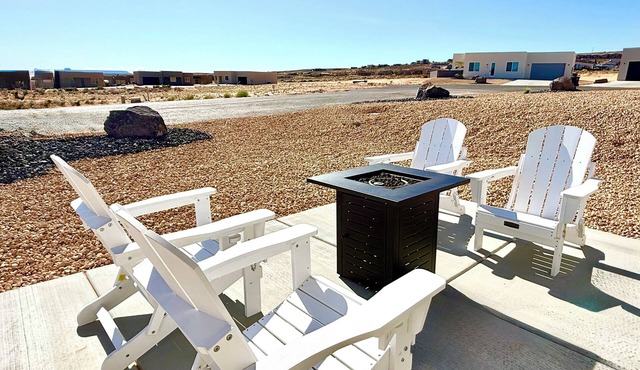 "Sundown Oasis"-Family-friendly-Lake Powell-National Parks-FREE EV Port, Views