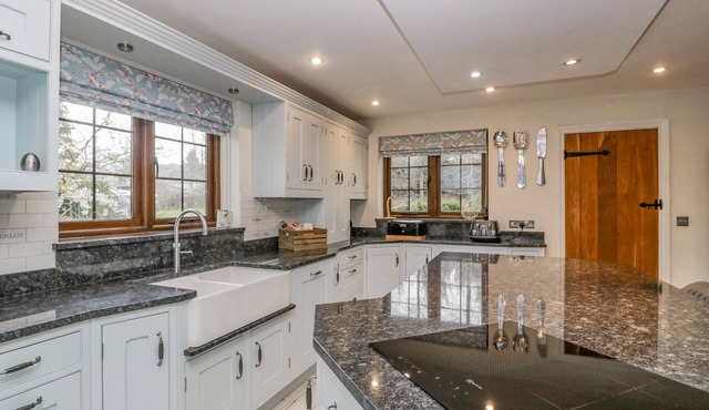 SUNDOWNER COTTAGE, family friendly, with a garden in Axminster