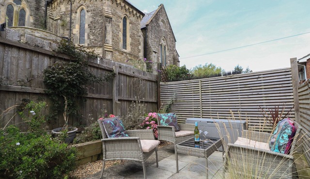 SUNDOWNERS, country holiday cottage, with a garden in Ryde