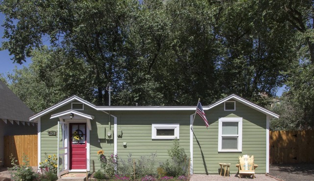 SUNFLOWER COTTAGE RETREAT! MANITOU, GARDEN OF THE GODS, HORSES!