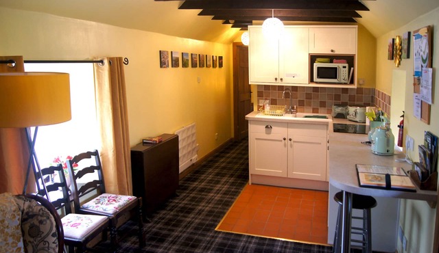 Sunflower Cottage, cosy place near the woods and river with private garden.