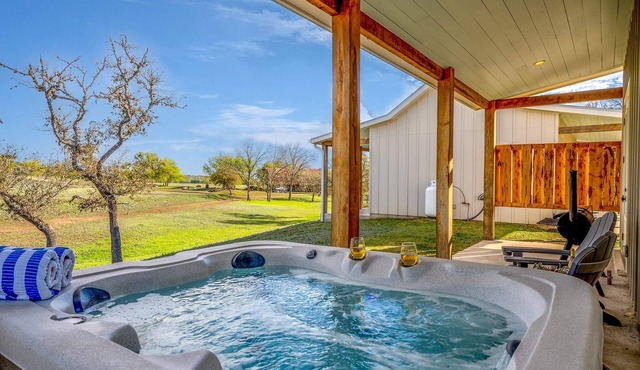Sunflower Cottage, Hot Tub, Firepit, Sleeps 4!