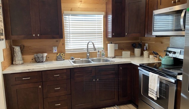Sunflower Cottage - No Fees - near Six Flags, Boerne, and UTSA