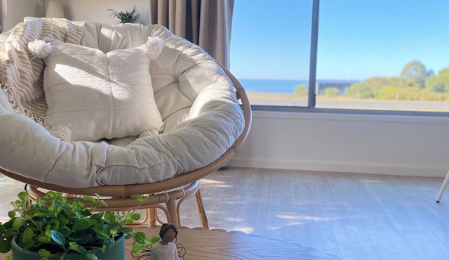 Sunflower Cottage - Stunning Lake Views! Bottle of wine included