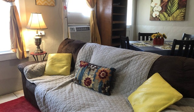 Sunflower Daze🌻 -35 min to beach-FAST wifi-kitchen