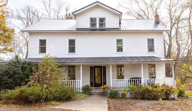 Sunflower Farmhouse - Stylish & Sleeps 12!