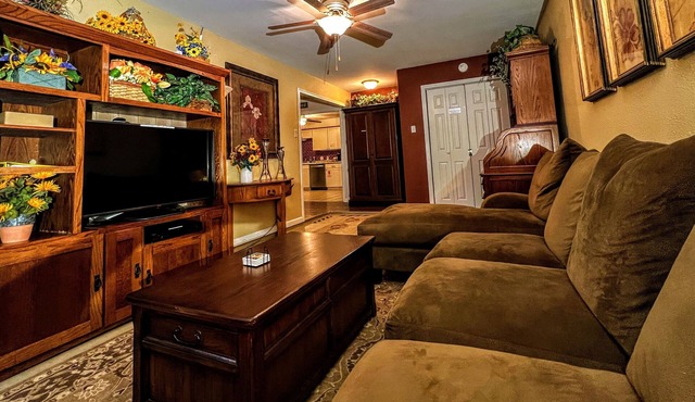 Sunflower House - Large Covered Patio & Great Family Spaces - Centrally Located
