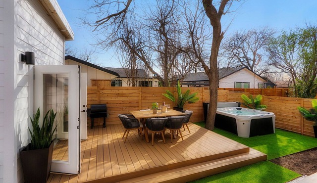 Sunflower House - Luxe Retreat with Sauna & Hot Tub
