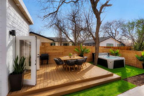 Sunflower House - Luxe Retreat with Sauna & Hot Tub